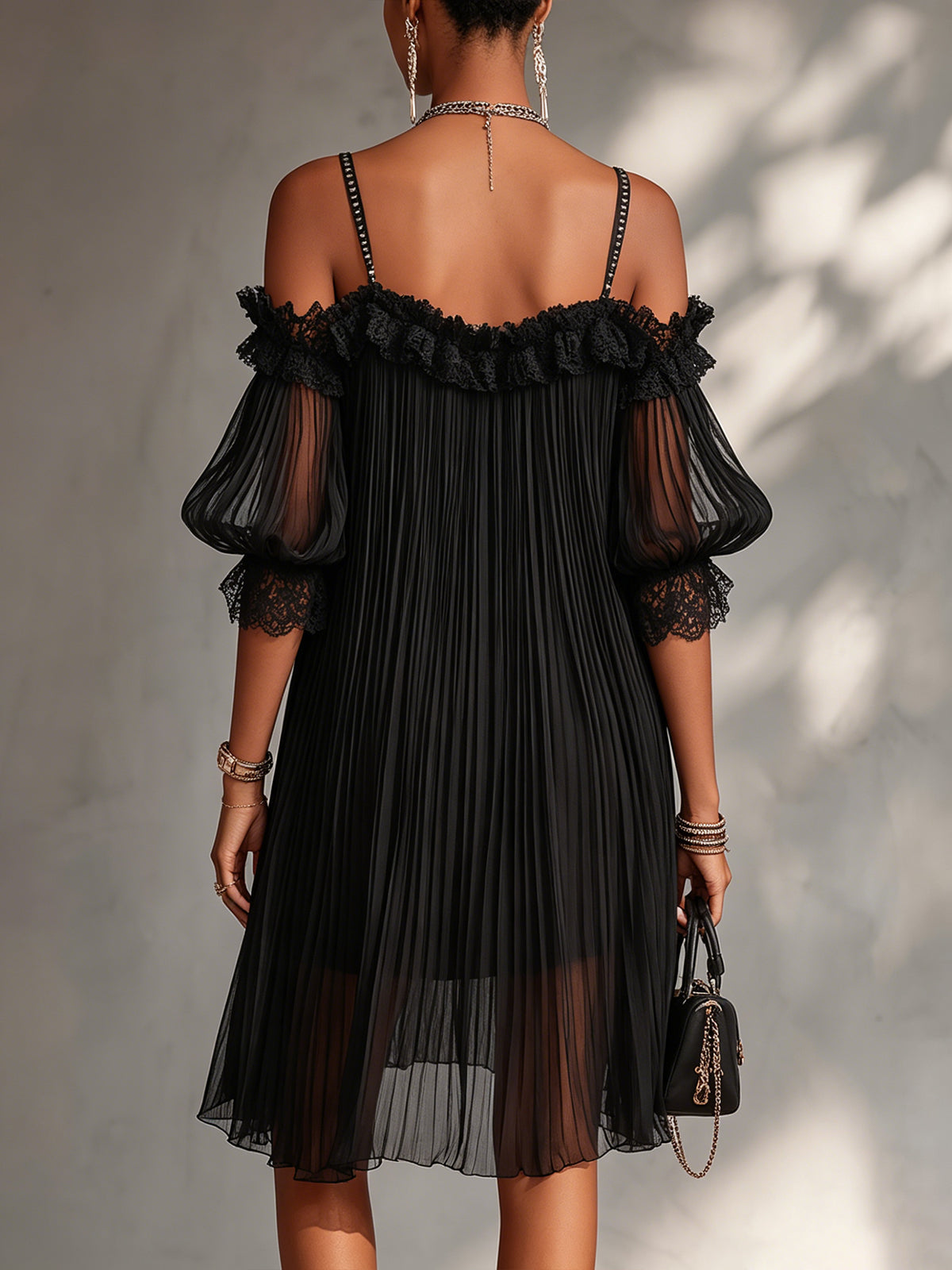 Camille | Abito Mini in Mousseline Nera con Spalle Scoperte e Bordo in Pizzo