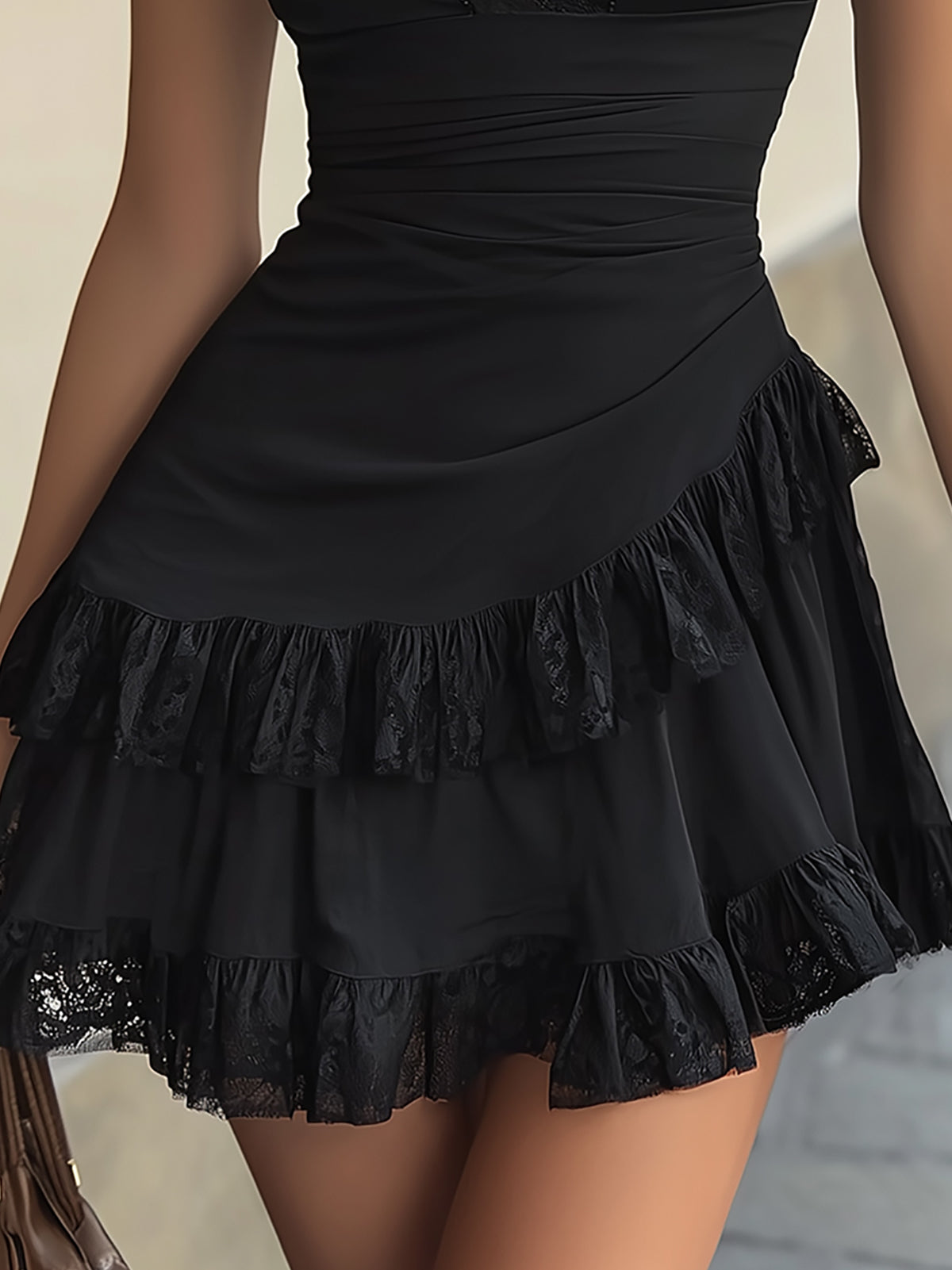 Estelle | Abito Mini con Volant in Pizzo Nero e Scollo a V