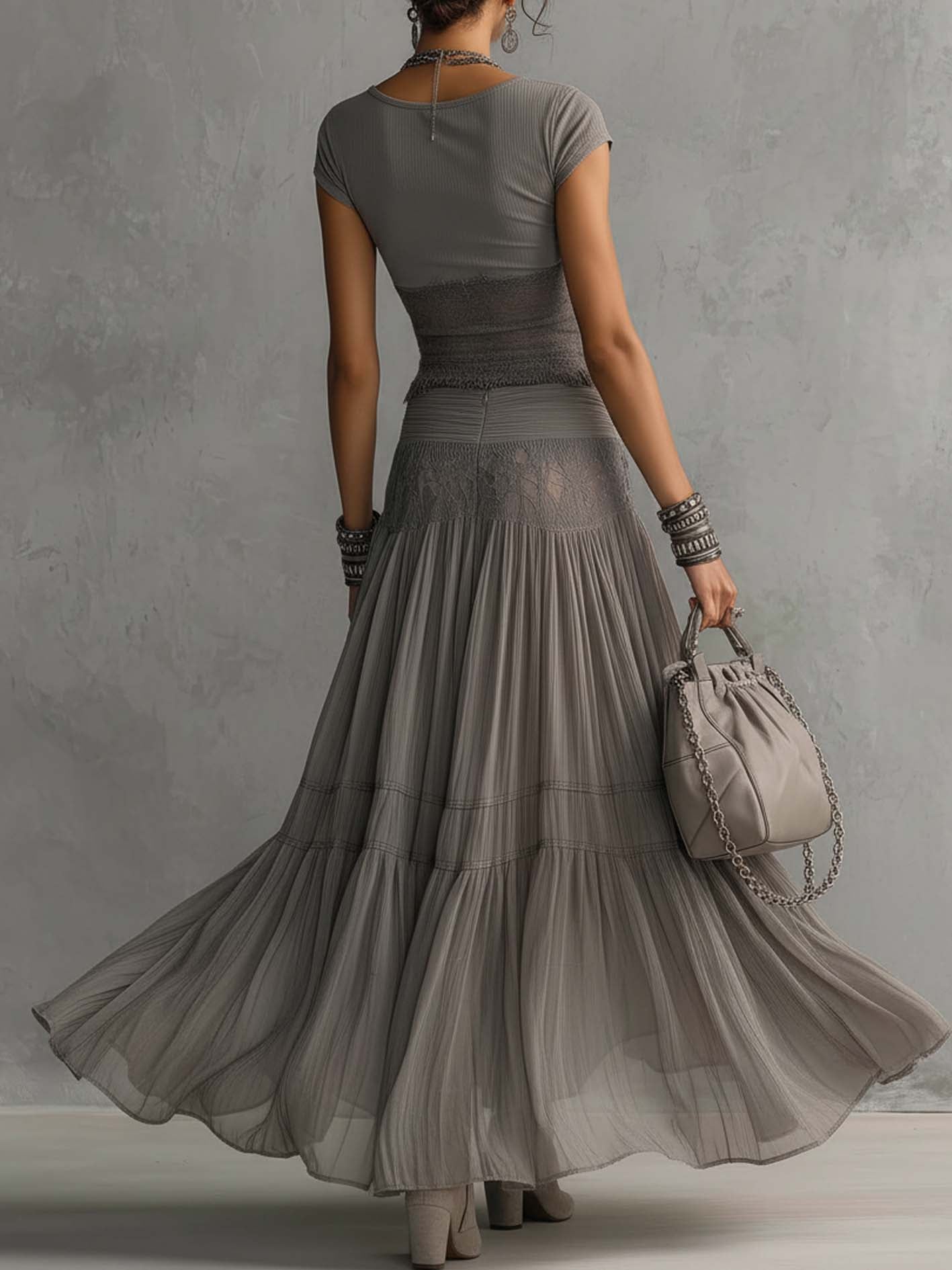Top Grigio in Pizzo Trasparente e Set di Gonna Maxi Plissettata