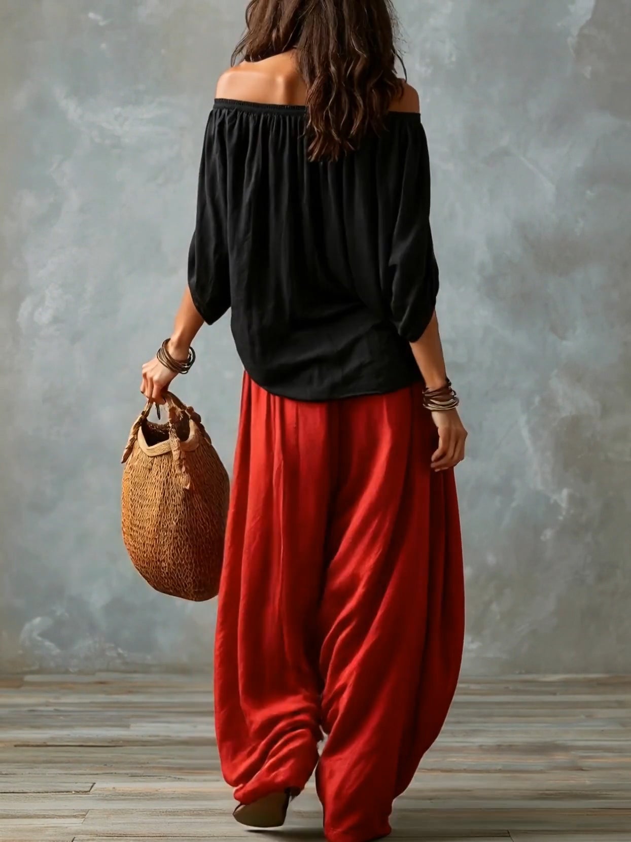 Top Nero Off-Shoulder e Pantaloni Lantern Rossi a Vestibilità Larga