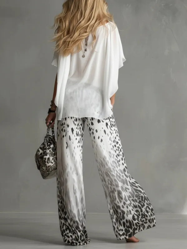 Set T-shirt Bianco Flowy e Pantaloni in Chiffon con Stampa Leopardo