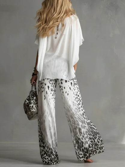 Set T-shirt Bianco Flowy e Pantaloni in Chiffon con Stampa Leopardo