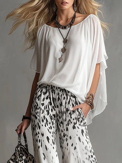 Set T-shirt Bianco Flowy e Pantaloni in Chiffon con Stampa Leopardo