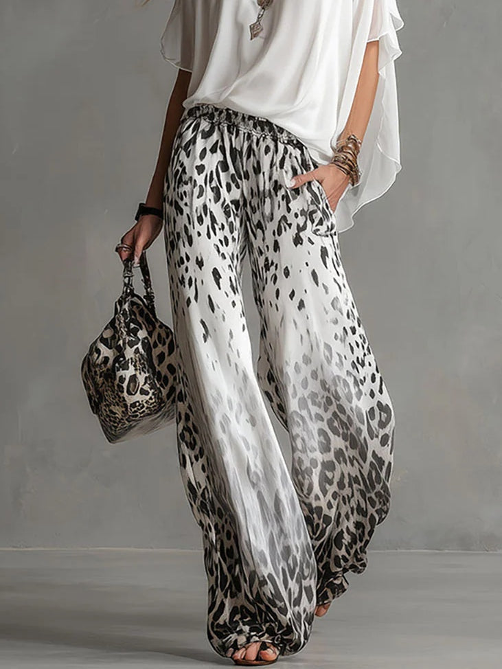 Set T-shirt Bianco Flowy e Pantaloni in Chiffon con Stampa Leopardo