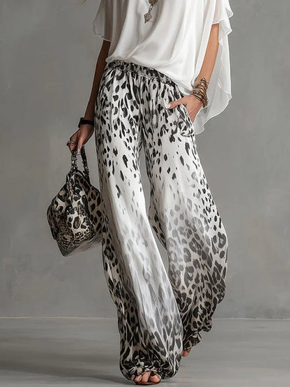 Set T-shirt Bianco Flowy e Pantaloni in Chiffon con Stampa Leopardo