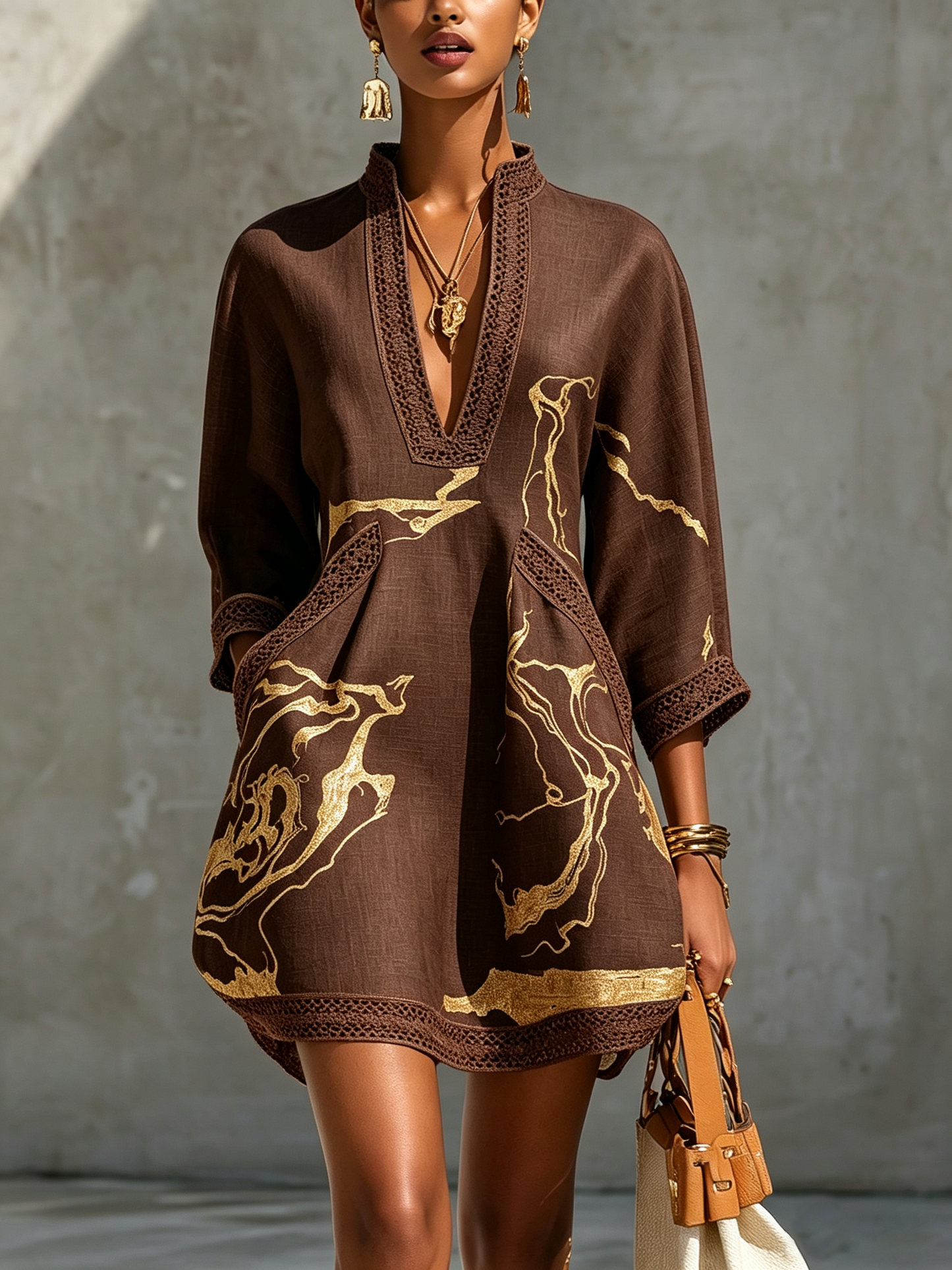 Abito Mini in Pizzo all'Uncinetto con Scollo a V Nero Oro Stampato