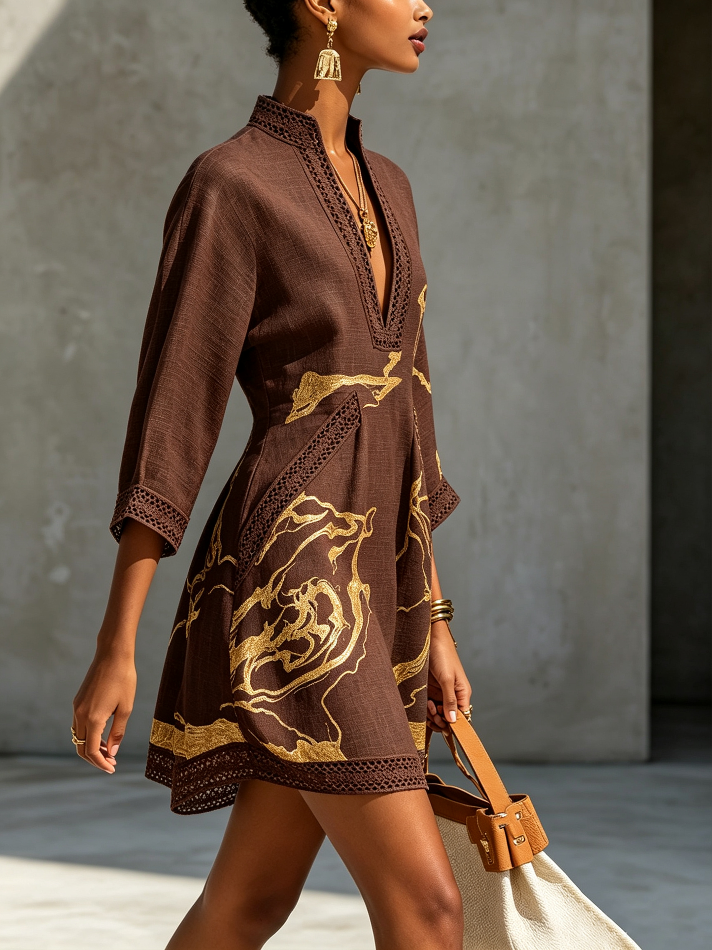 Abito Mini in Pizzo all'Uncinetto con Scollo a V Nero Oro Stampato
