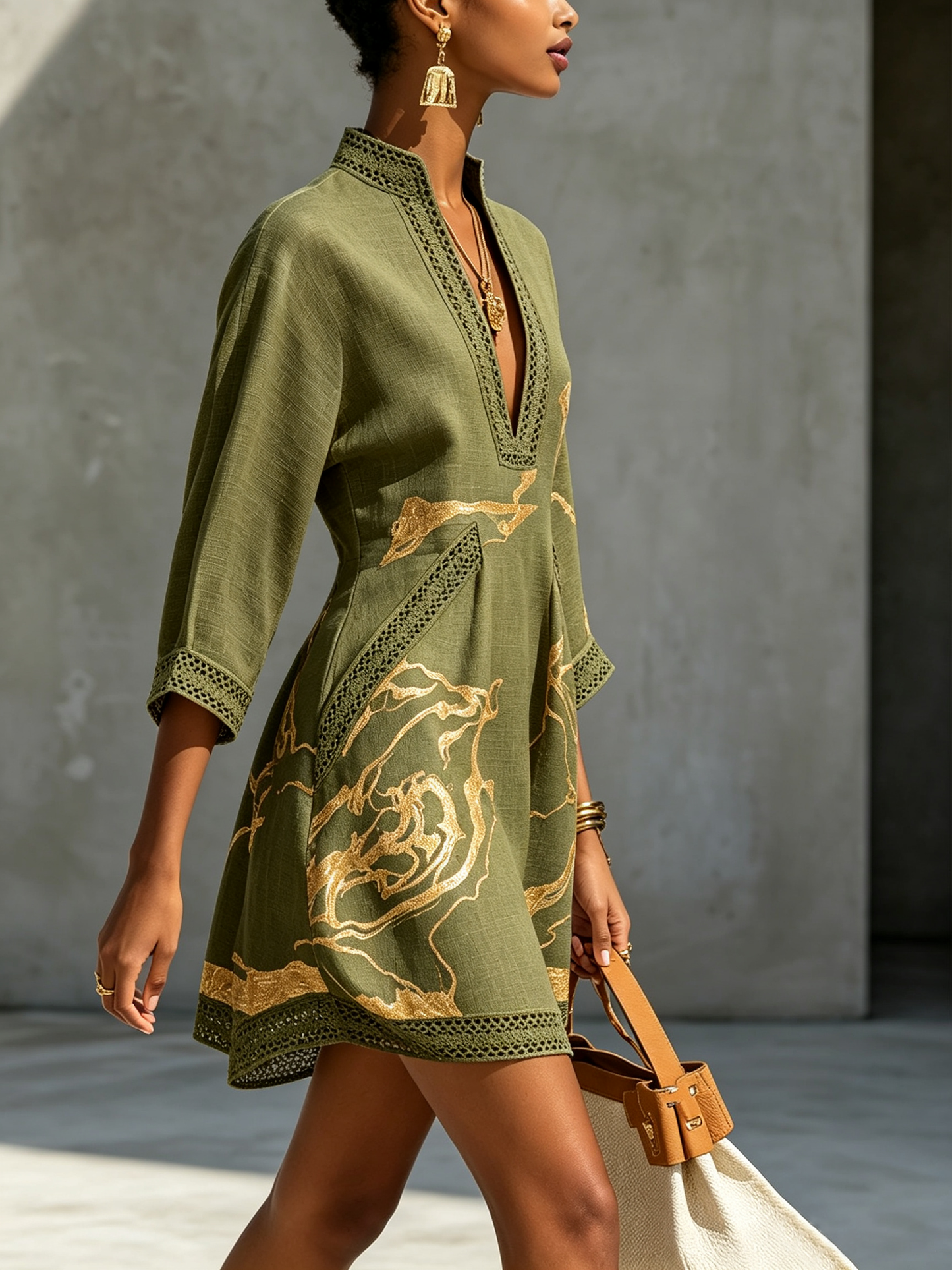 Abito Mini in Pizzo all'Uncinetto con Scollo a V Nero Oro Stampato