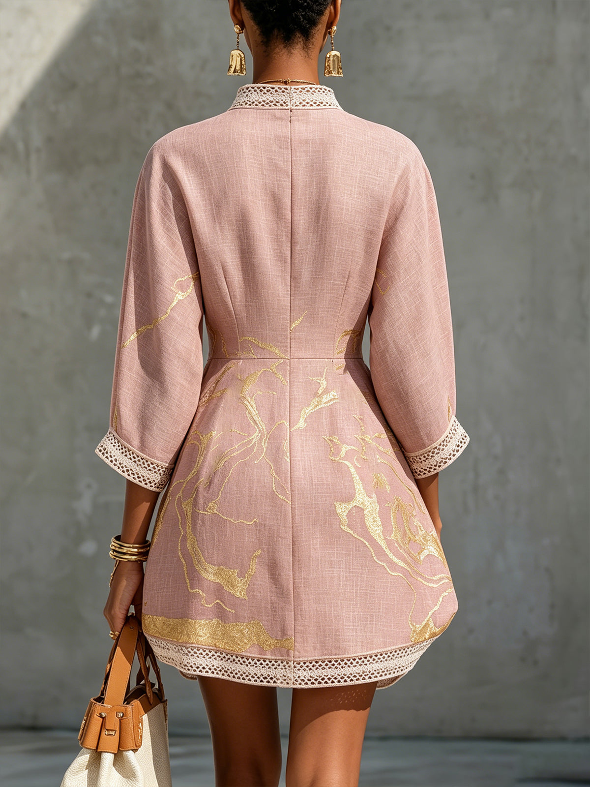Ninon | Abito Mini in Pizzo All'Uncinetto Rosa con Motivi Dorati e Scollatura a V