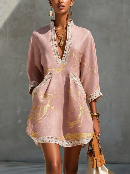 Ninon | Abito Mini in Pizzo All'Uncinetto Rosa con Motivi Dorati e Scollatura a V