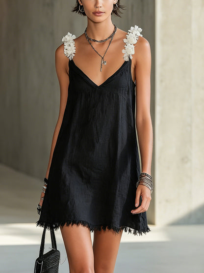 Noémie | Abito Mini Nero con Scollatura a V e Spalline Floreali