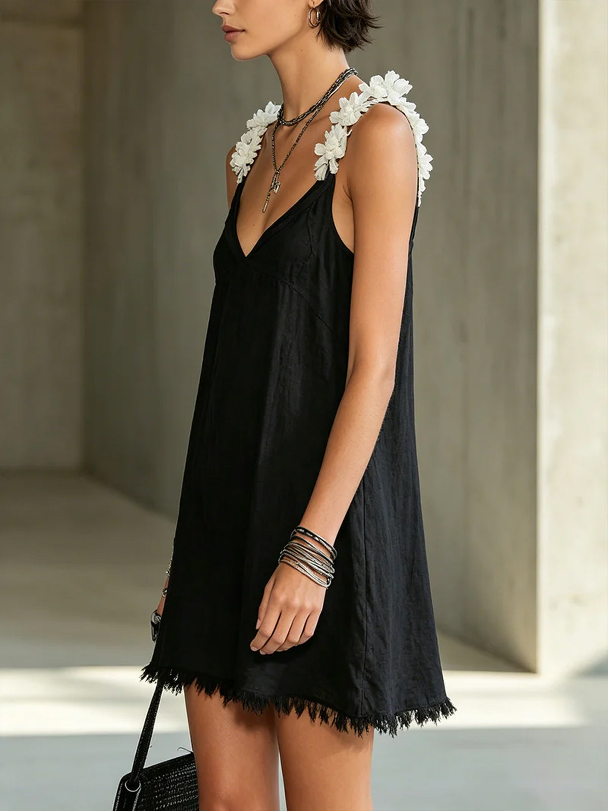 Noémie | Abito Mini Nero con Scollatura a V e Spalline Floreali
