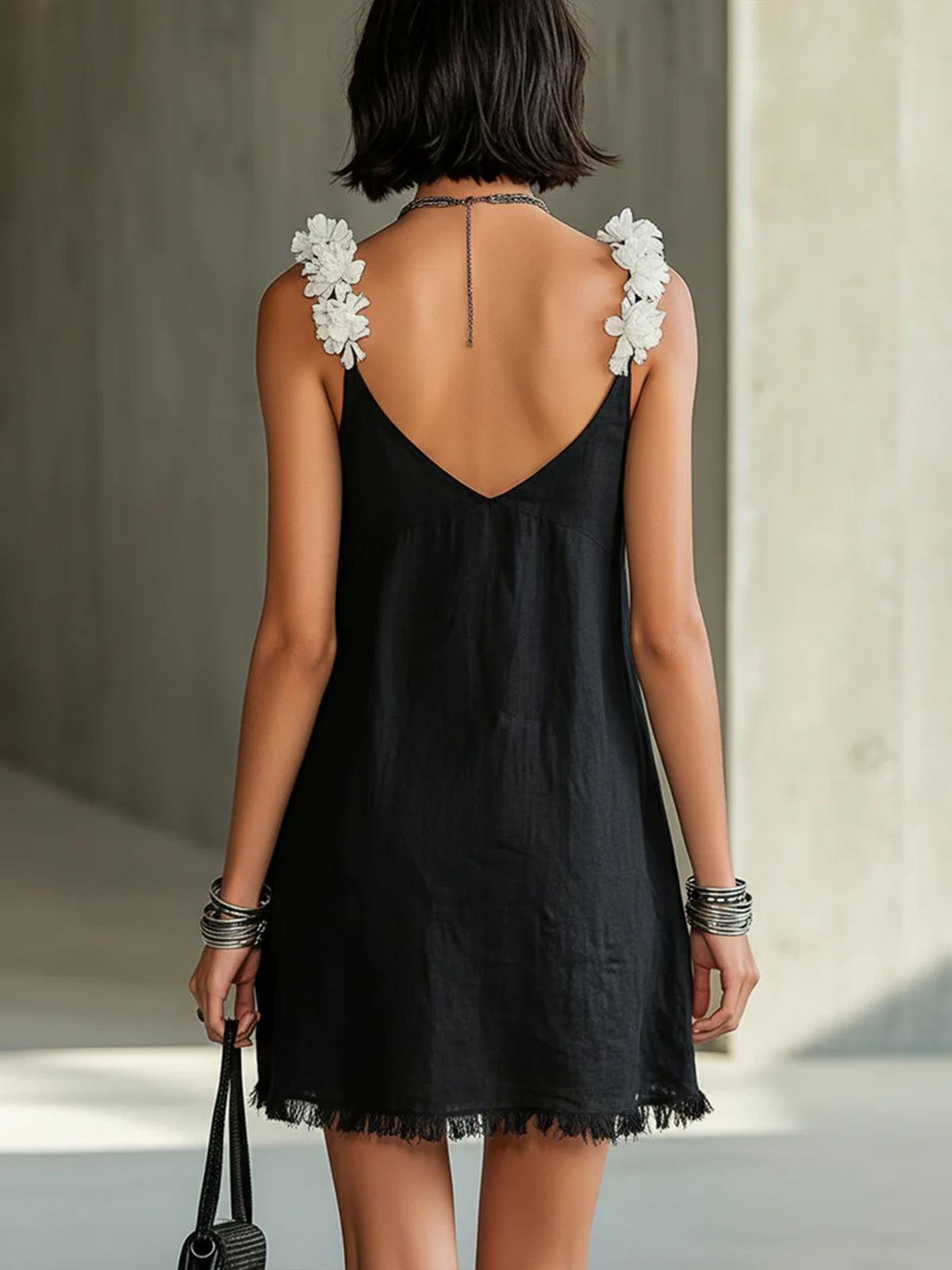 Noémie | Abito Mini Nero con Scollatura a V e Spalline Floreali