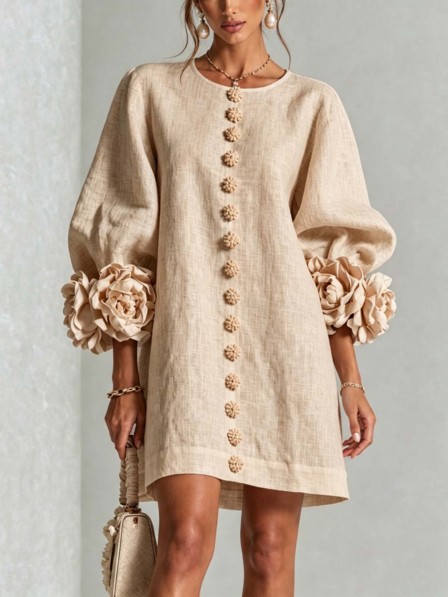 Abito Mini Button-down Beige con Maniche Floreali Stravaganti