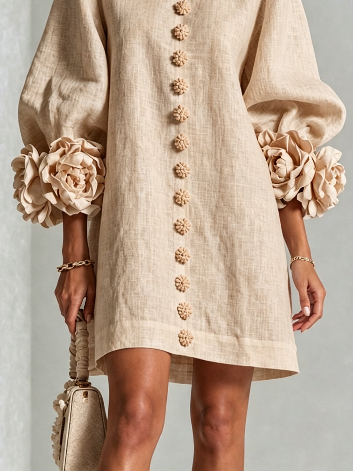 Abito Mini Button-down Beige con Maniche Floreali Stravaganti