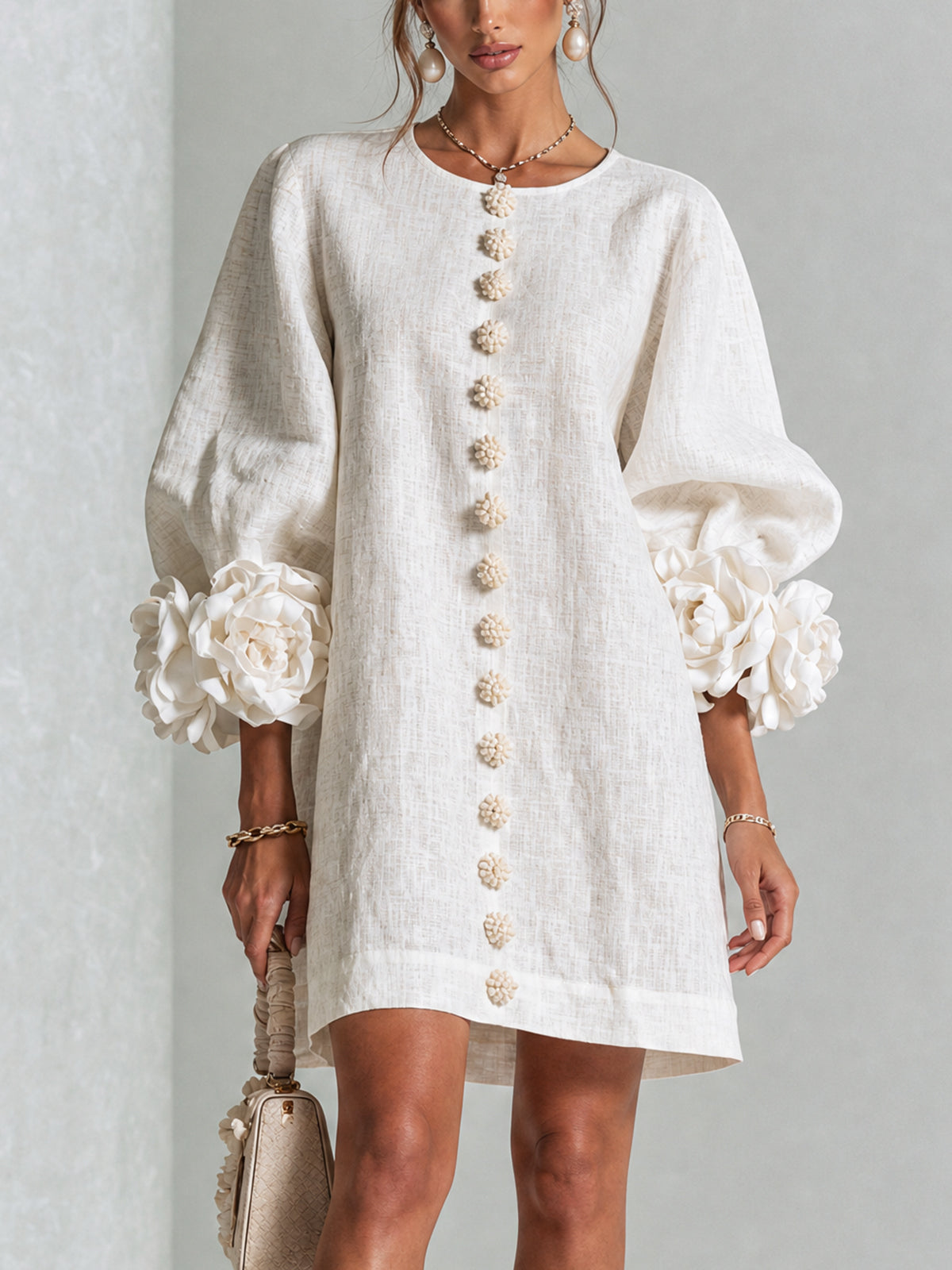 Abito Mini Bianco a Fiori con Maniche Decorative a Fiori