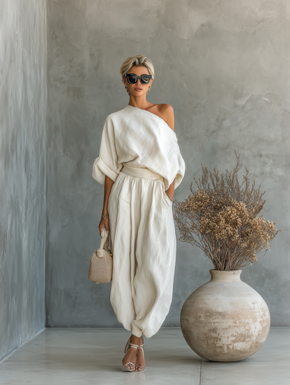 Set in lino bianco sporco da donna con top off-shoulder e pantaloni tapered • S1